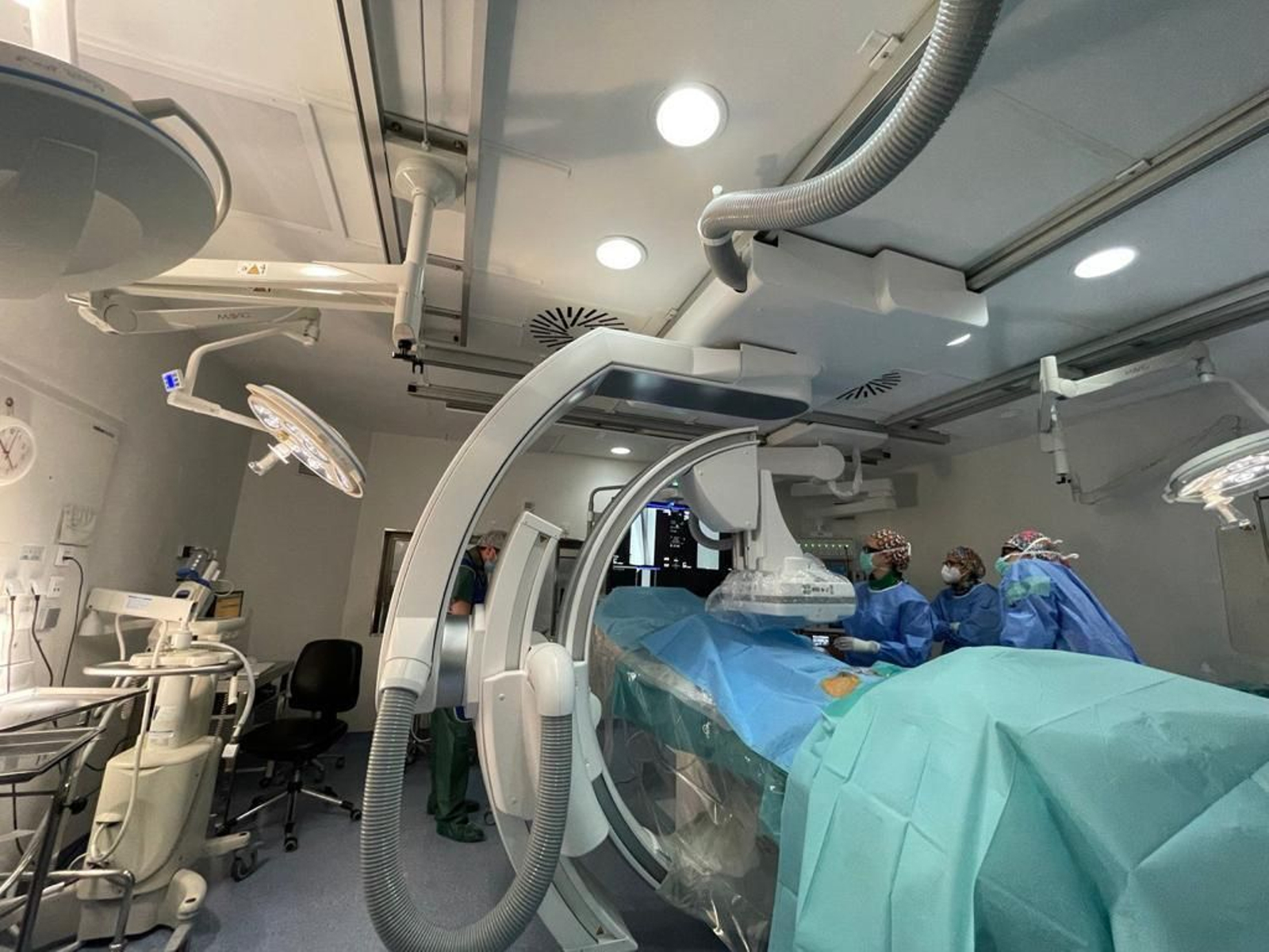 Profesionales del Clínico durante una intervención.