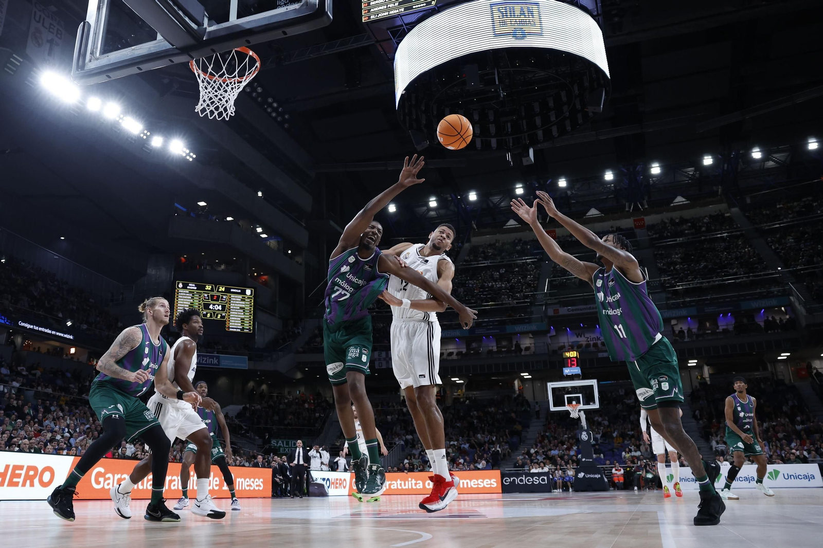 Pelea por un rebote.