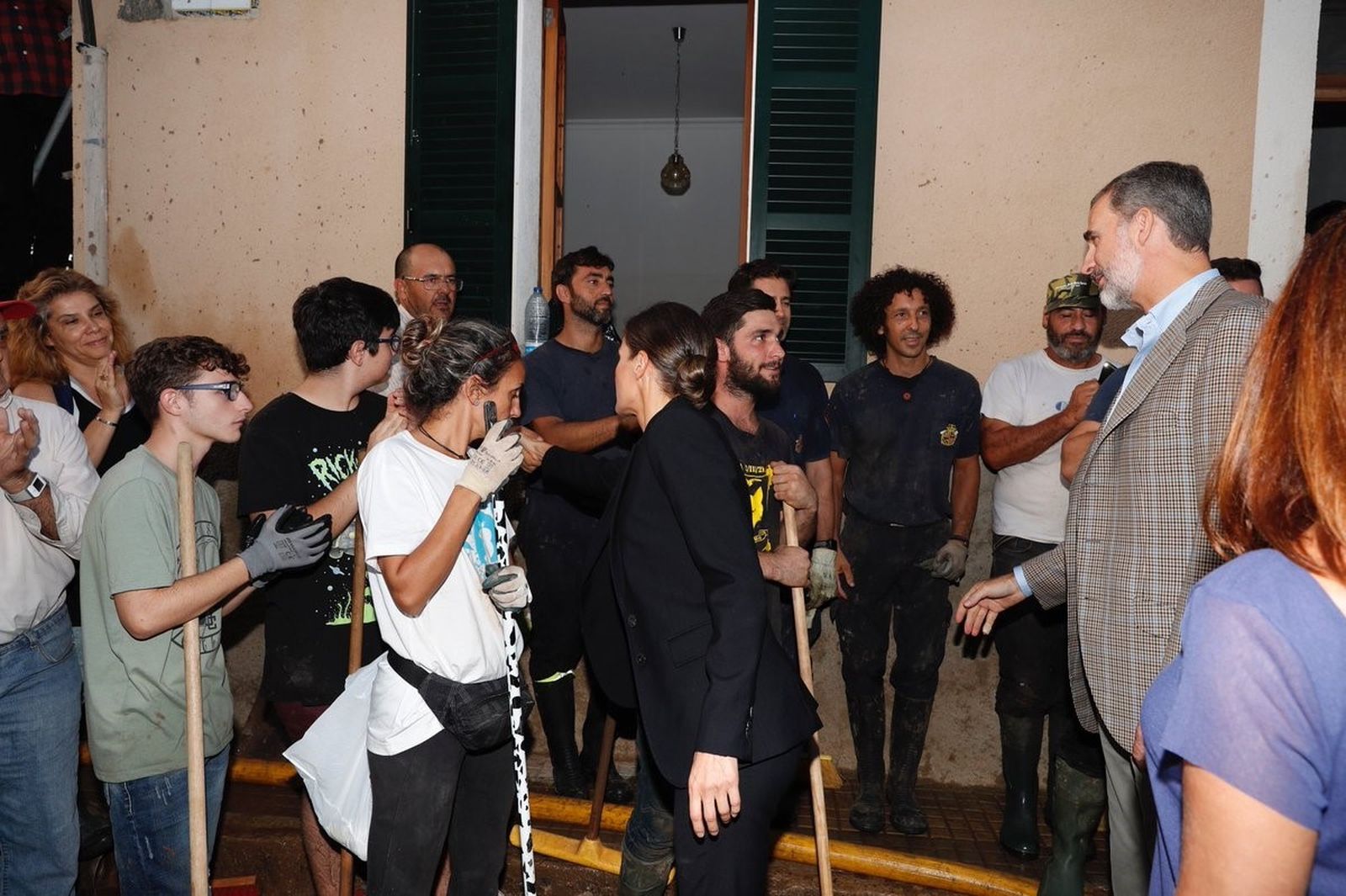 Los Reyes visitan a los afectados por las inundaciones en Mallorca.