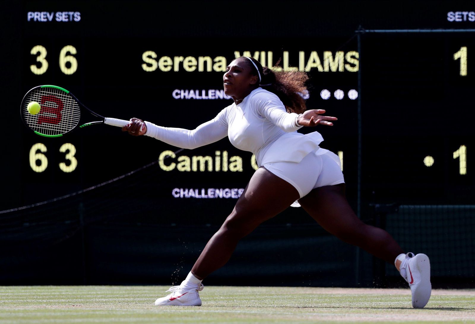 Serena Williams devuelve una bola a la italiana Camila Giorgi durante su duelo de cuartos de final.