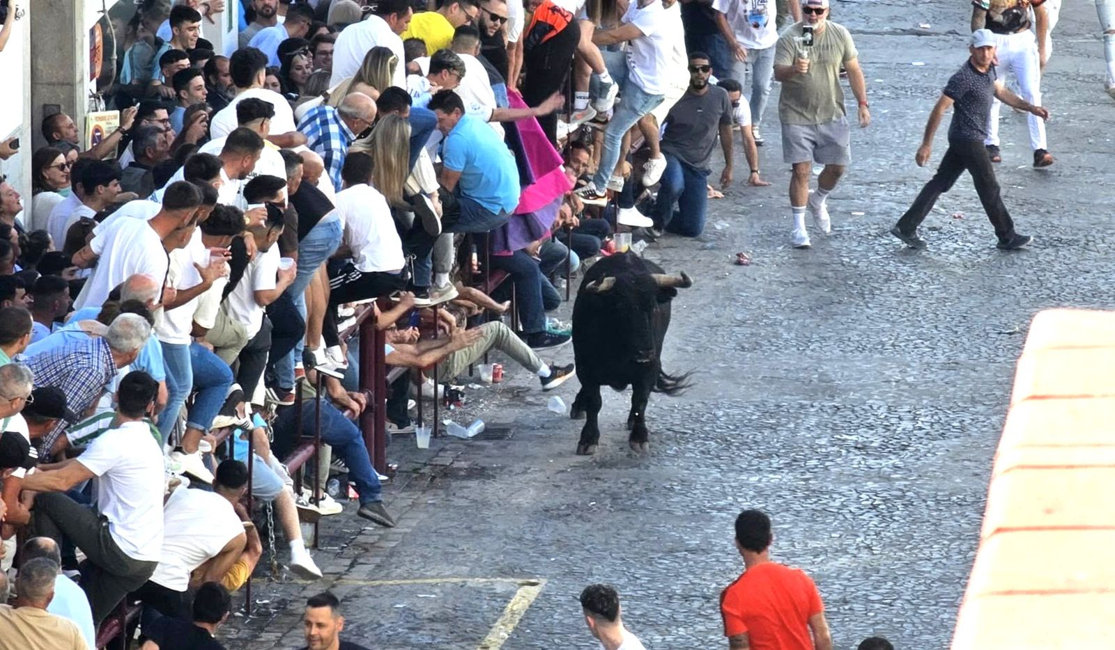 Imagen de archivo de una suelta de un toro por las calles de Arcos