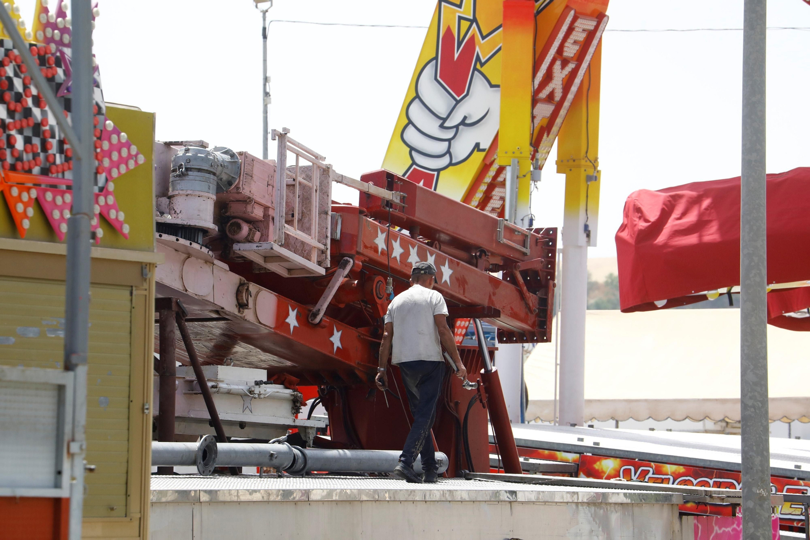 El desmontaje de las casetas de la Feria de Córdoba en El Arenal, en imágenes