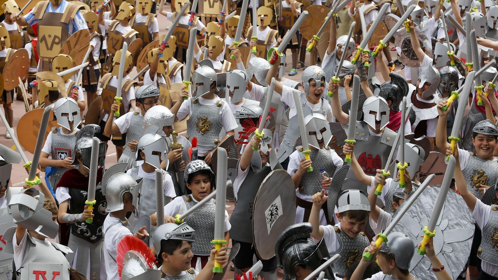 Alumnos del colegio El Romeral escenifican la batalla de Troya en una actividad.
