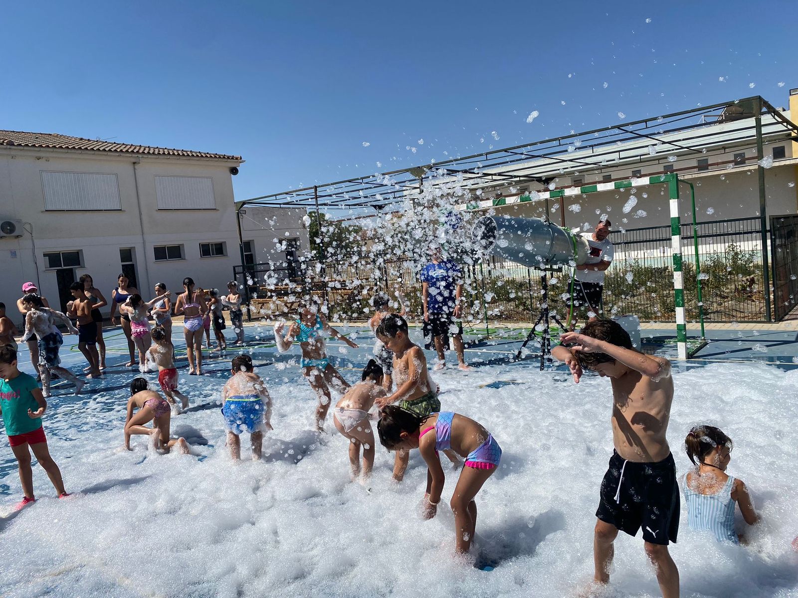 Niños jugando en la fiesta del agua.