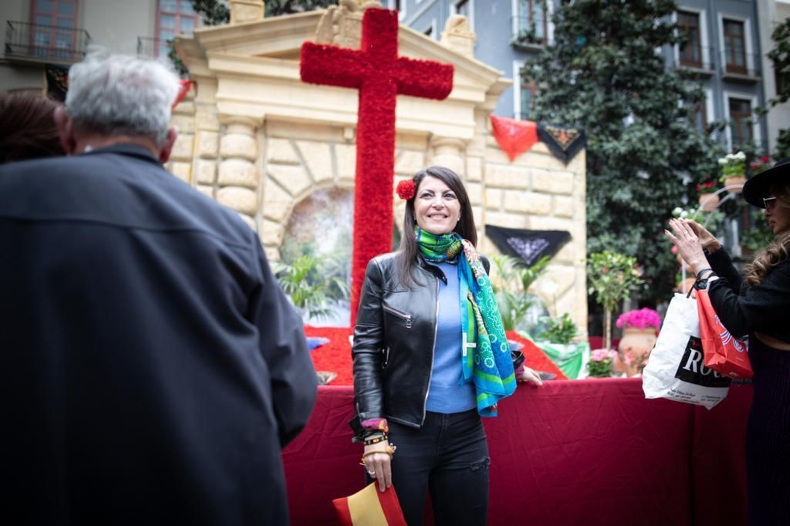 La candidata de Vox a presidir la Junta de Andalucía, Macarena Olona, frente a una cruz en Granada