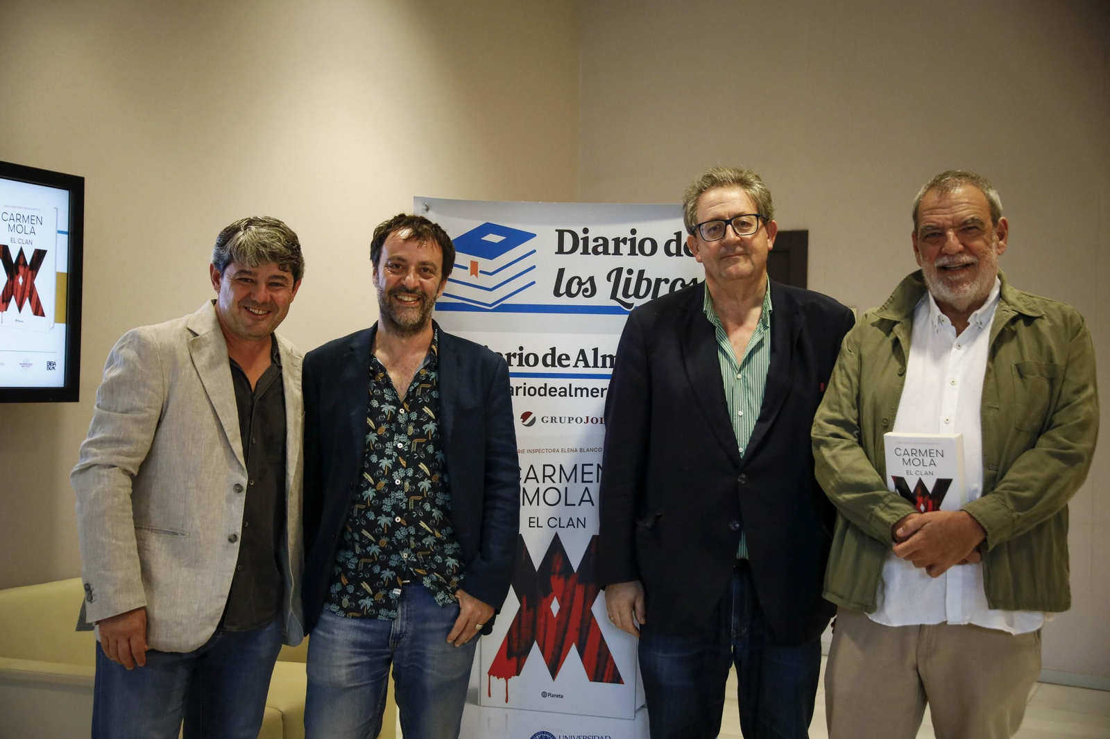 Carmen Mola presenta su libro "El clan" en la Casa de las mariposas de Almería, en imágenes