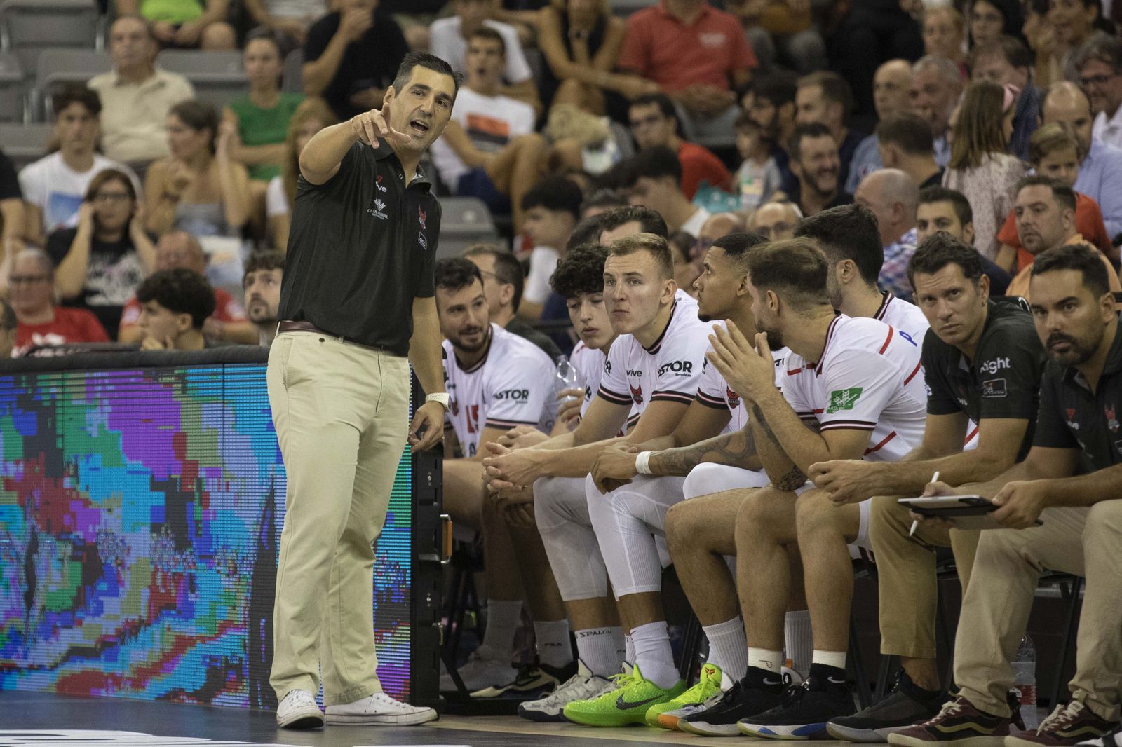 Pablo Pin da instrucciones a sus jugadores en el partido ante el Bayern de Múnich.