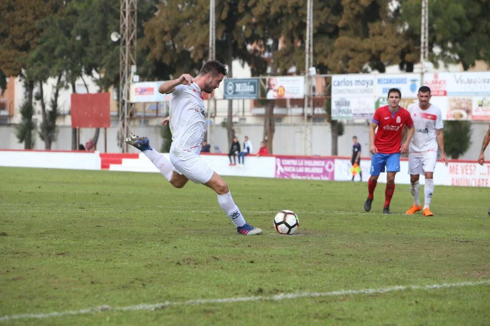 Mochilo, ausente por sanción, se dispone a lanzar una falta en el partido contra el Vejer la pasada campaña.
