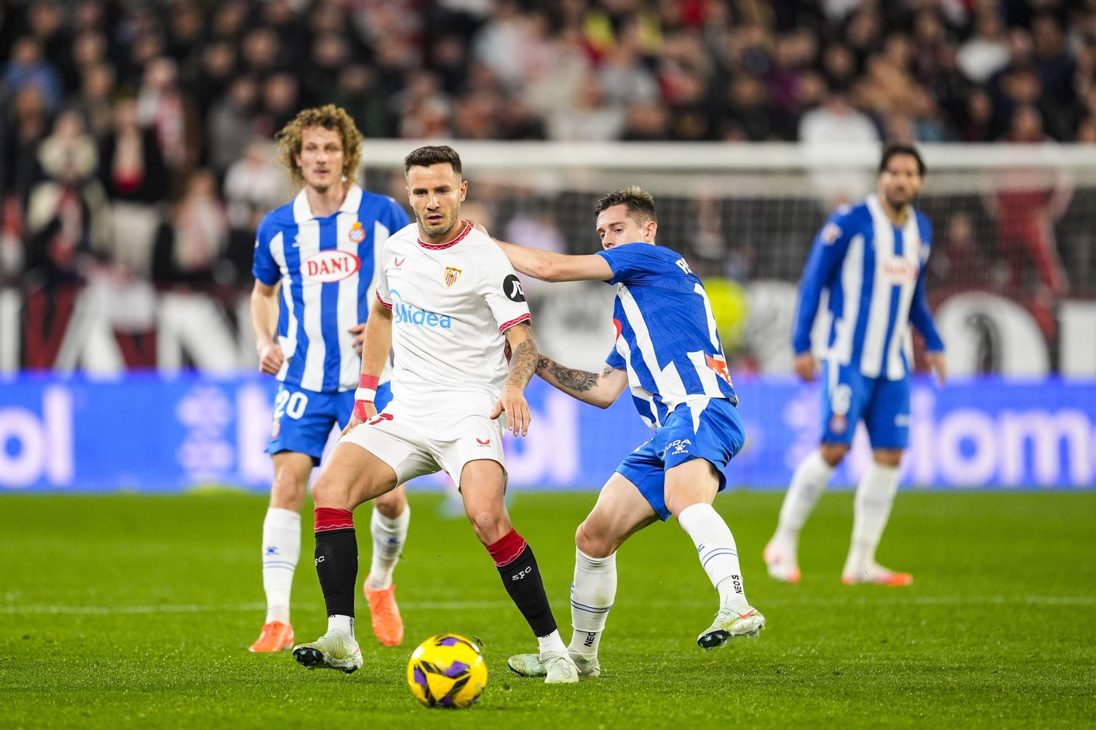 Las fotos del pobrísimo paso de Saúl Ñíguez por el Sevilla