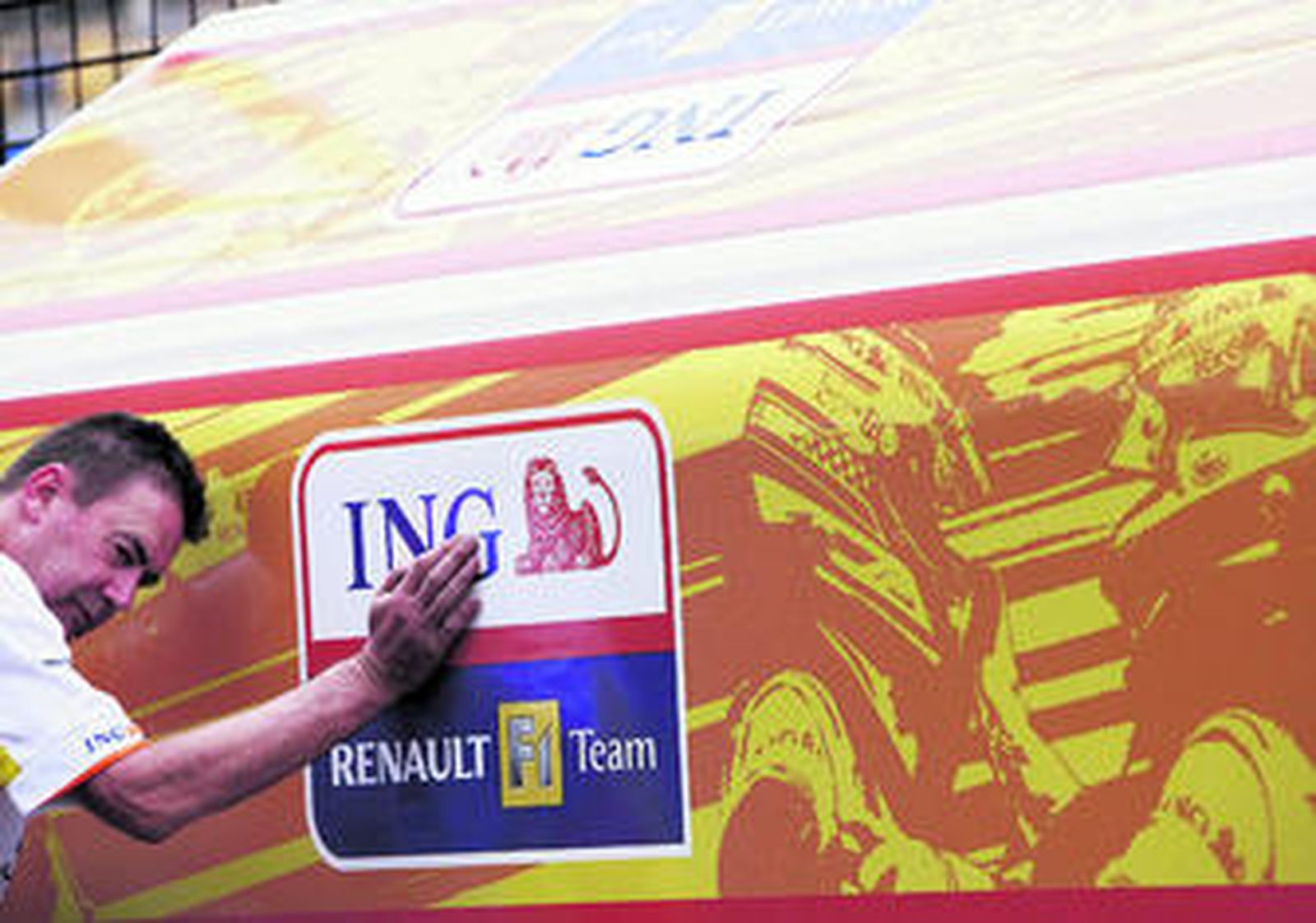 Un operario de Renault trabaja sobre un monoplaza en el 'box' del equipo en Singapur.