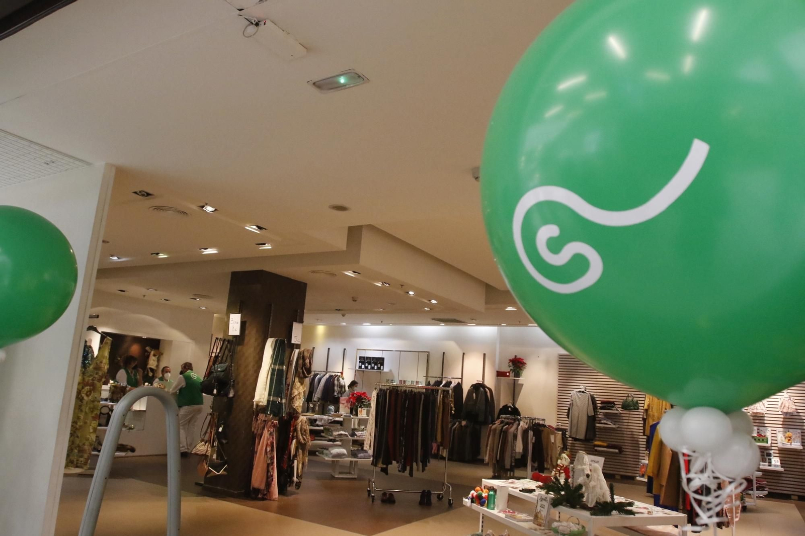 La tienda del centro comercial La Sierra para ayudar a los enfermos de cáncer, en imágenes