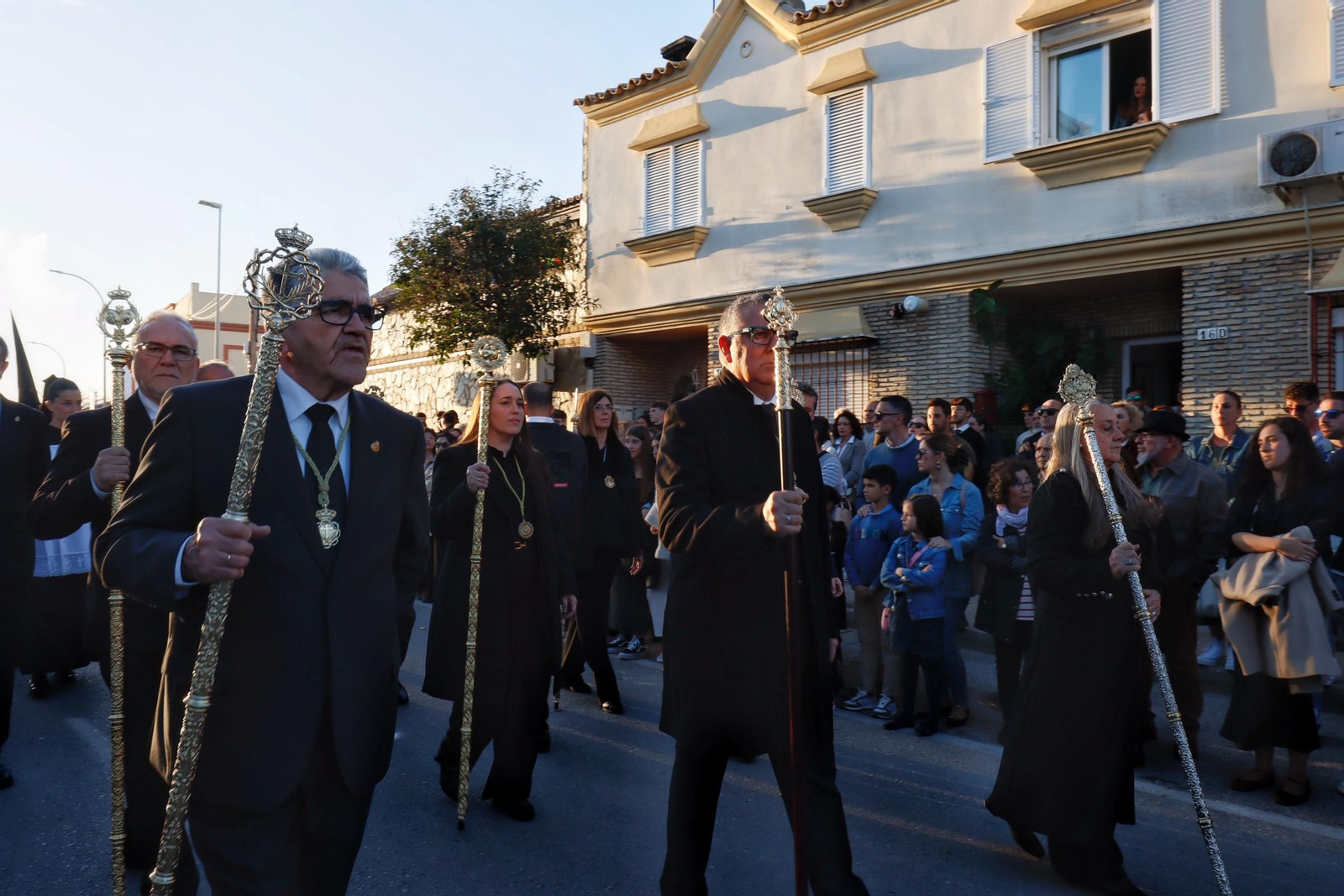 Imágenes de la salida de la Soledad en la Semana Santa de Chiclana 2025