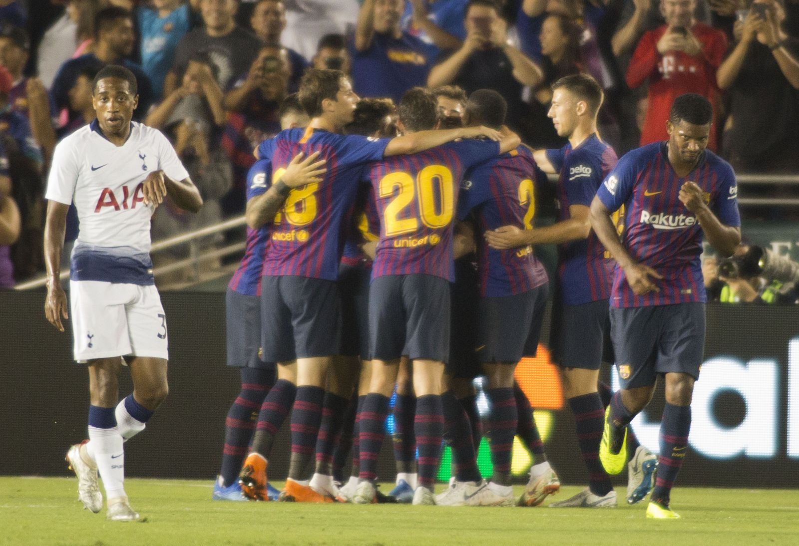 Los jugadores culés celebrando el gol de Arthur
