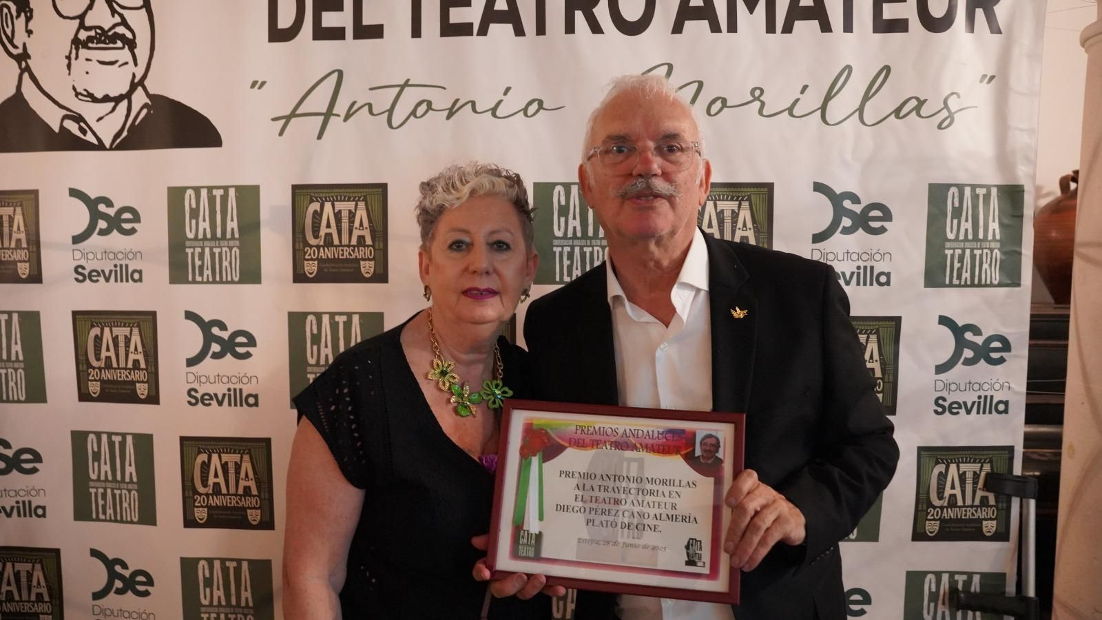 Diego Pérez Cano con su esposa. Diego Pérez Cano con su esposa.
