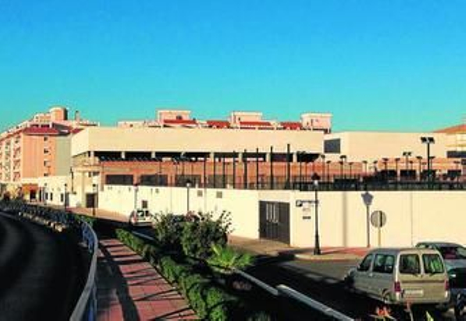 Fachada del polideportivo de Sabinillas.
