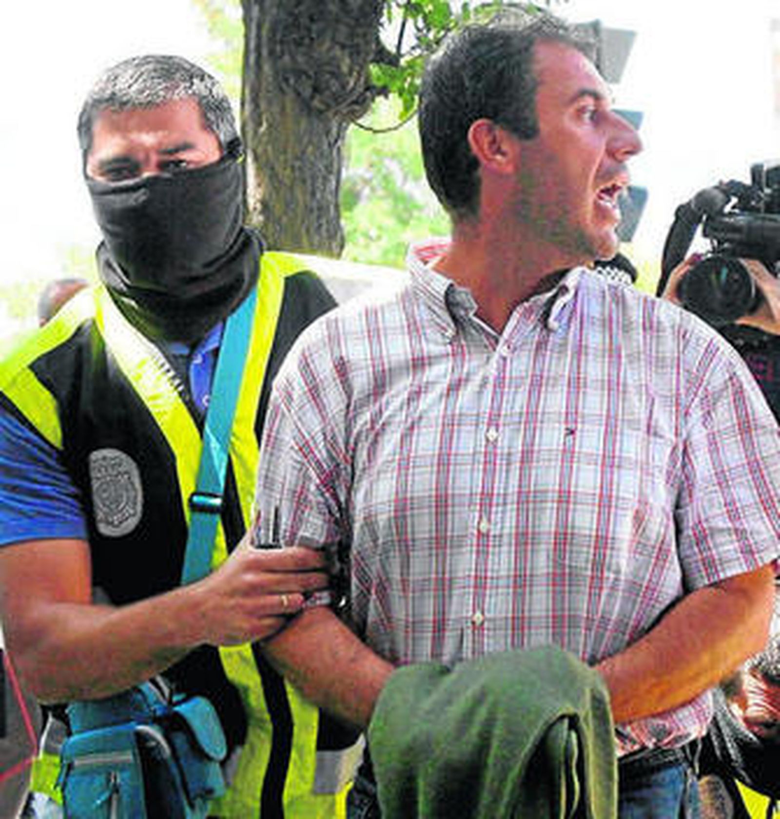 Pedro López, en 2008, conducido al juzgado de Estepona.