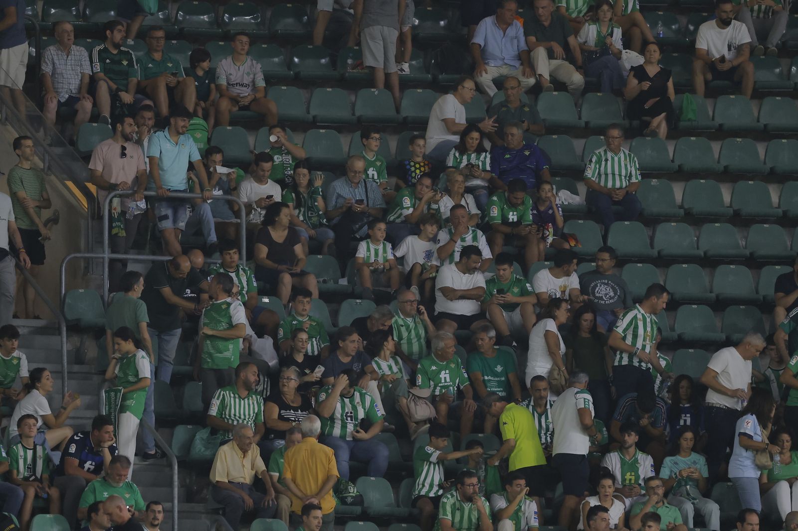 Búscate en las fotos del Betis-Valencia