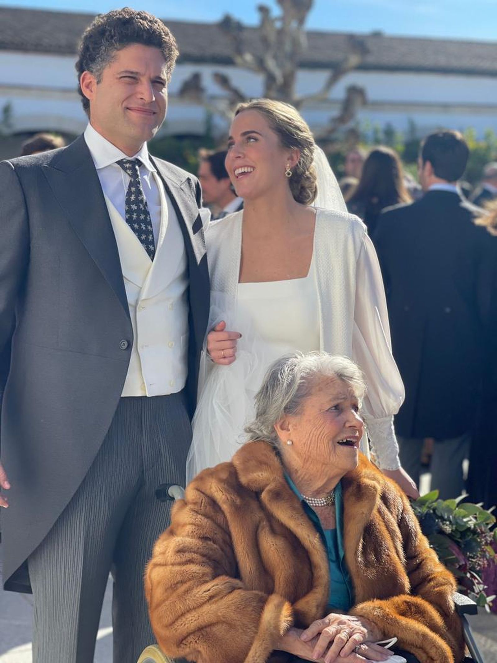 María Velasco y Javier Ollero con su abuela Marta de Gregorio.