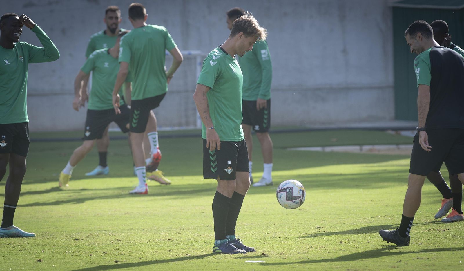 Canales, con el balón, en un momento de un entrenamiento en la ciudad deportiva.