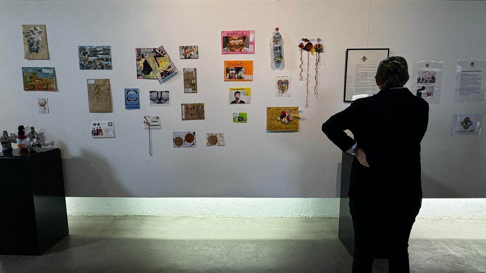 Una mujer observa parte del proyecto de la Asociación Arte Diverso y Visible