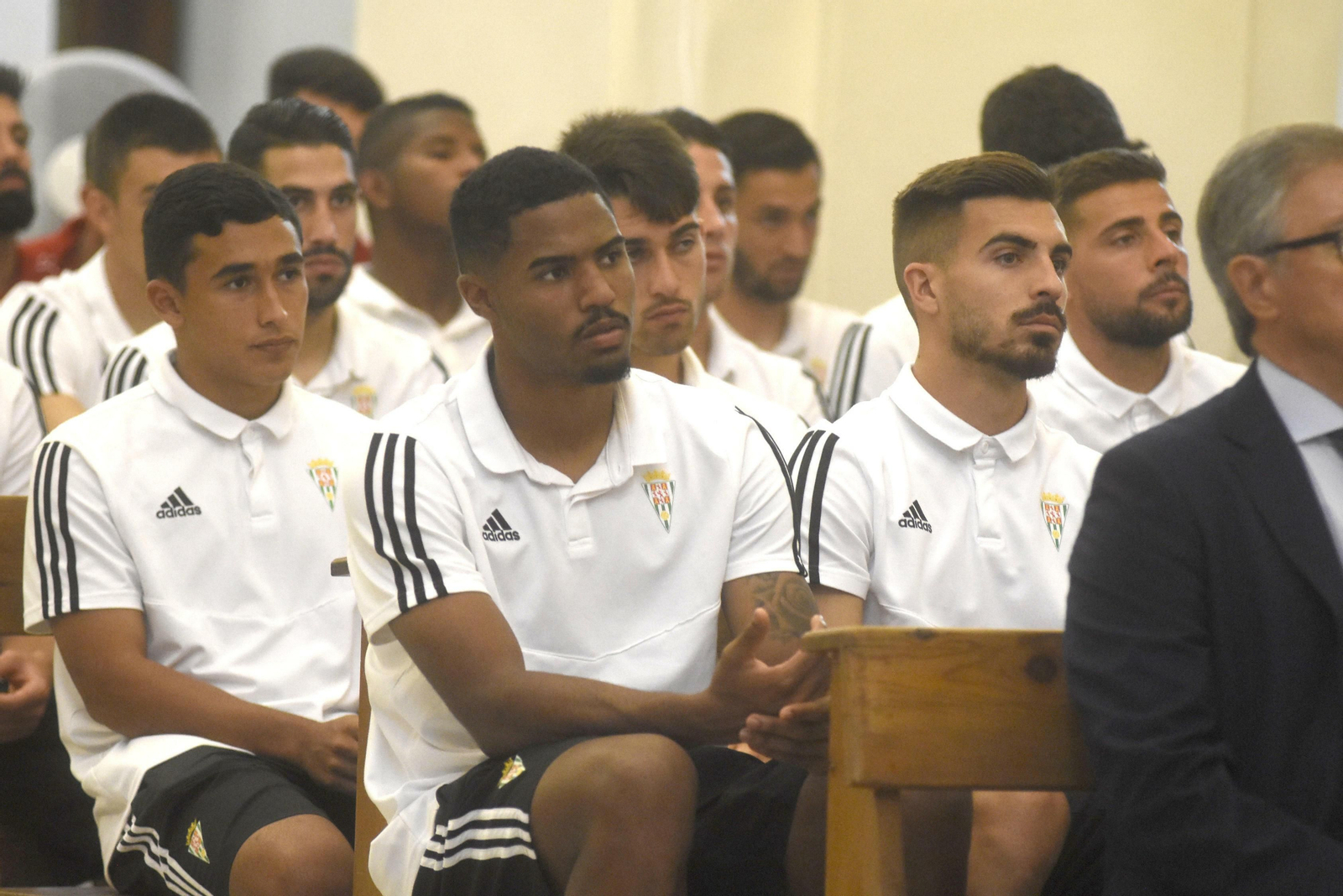 La ofrenda floral del Córdoba CF a San Rafael, en imágenes