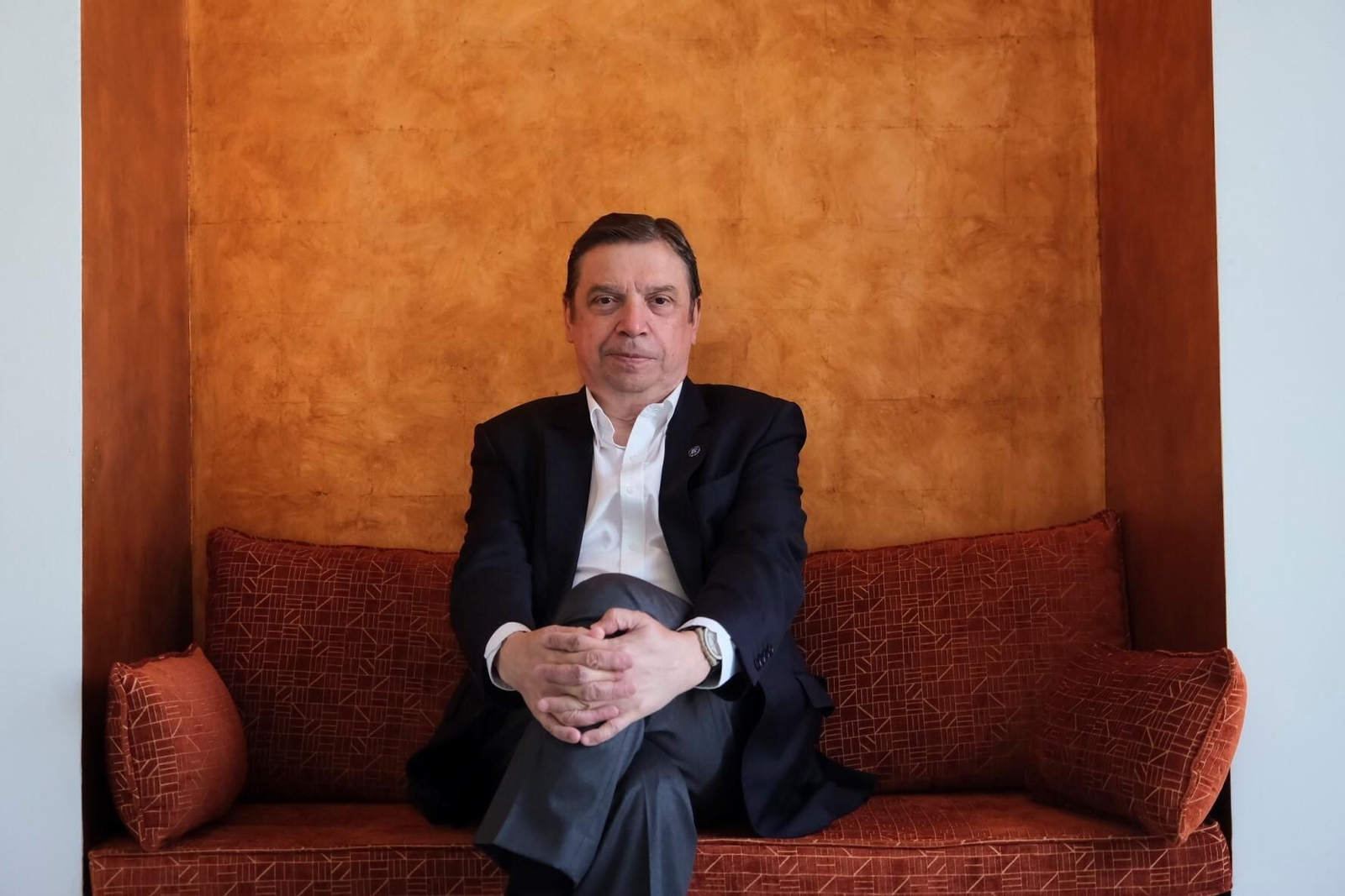 El ministro de Agricultura, Pesca y Alimentación, Luis Planas, durante la entrevista en el hotel Hospes Palacio del Bailío.