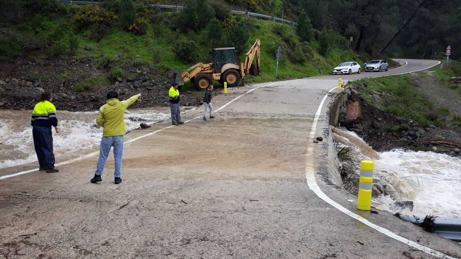 Trabajos en la carretera entre Genalguacil y Estepona afectada por el desbordamiento del río