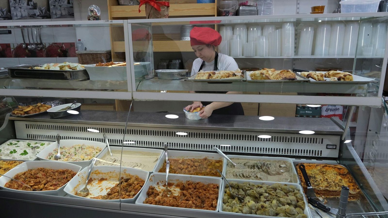 Las vitrinas invitan a comer de la forma más fácil, sin tener que emplearte en la cocina