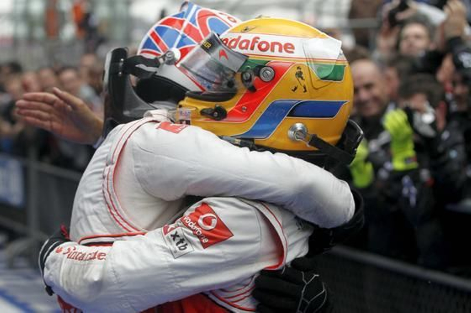 Hamilton abraza a Button tras la carrera

Foto: EFE