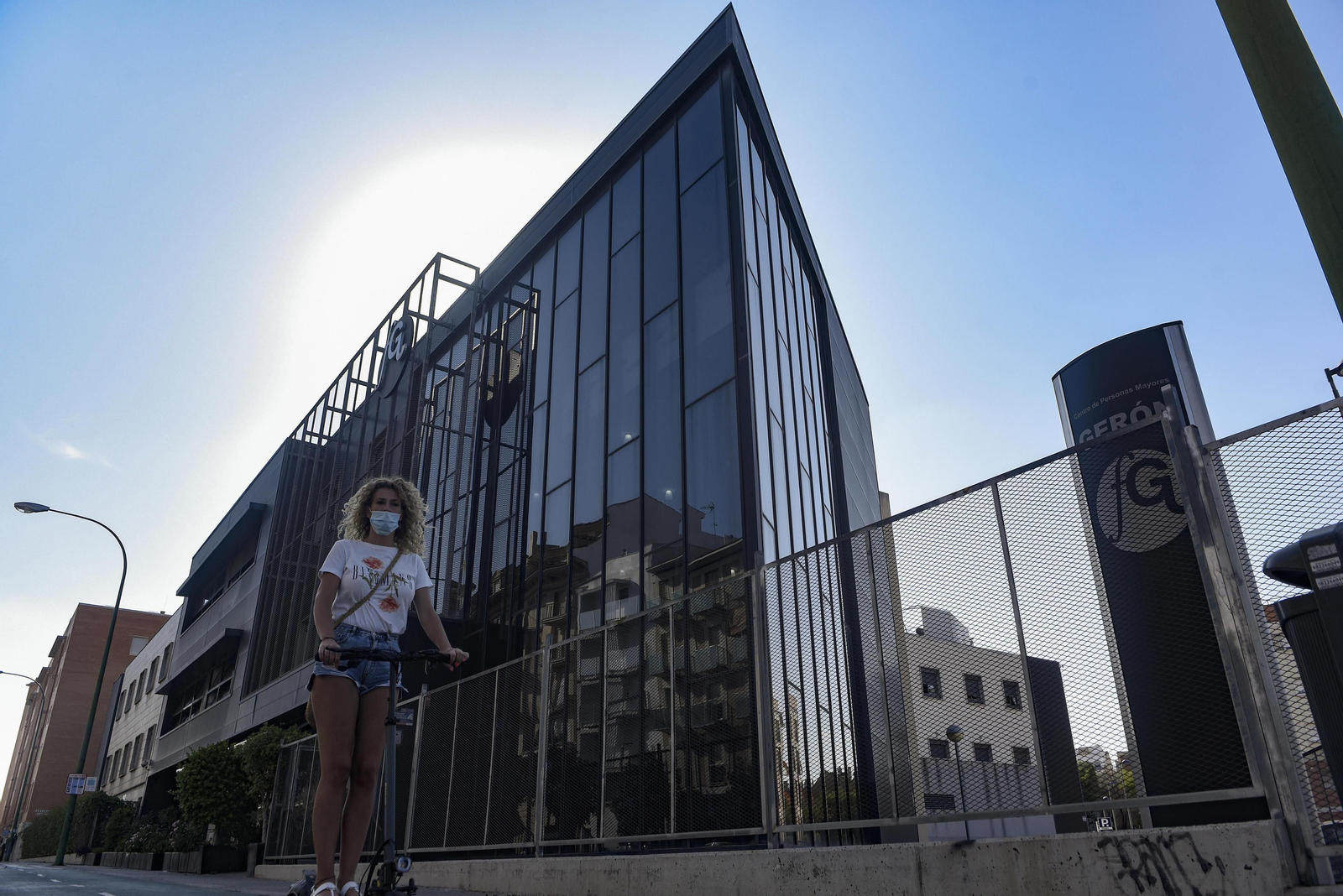 Una joven pasa por delante del centro para personas mayores Gerón en la Carretera de Carmona.