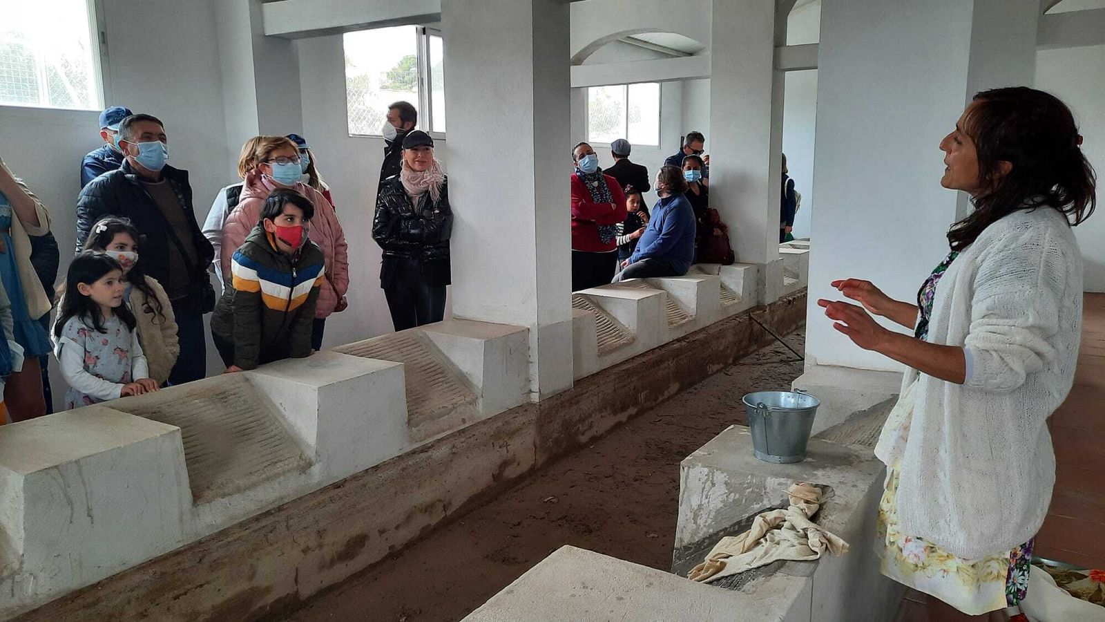 Filomena, que, en representación de tantas y tantas mujeres, ante las risas de los presentes en la visita.