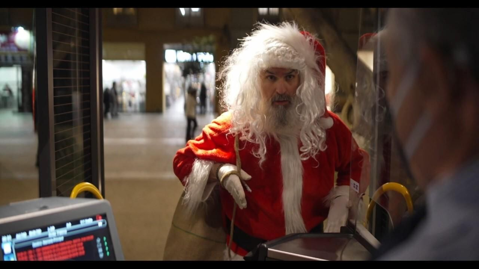Santa Trepador se sube a un autobús de la EMT, uno de los fotogramas del corto.