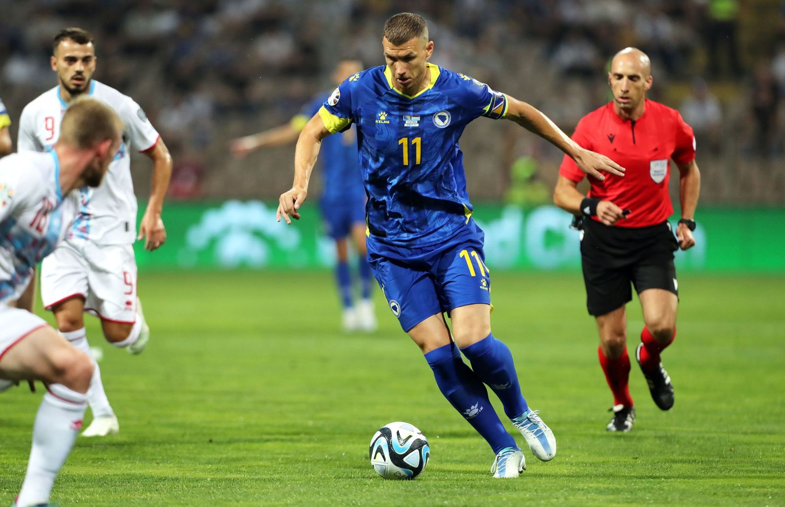 Dzeko (Bosnia), con el balón.