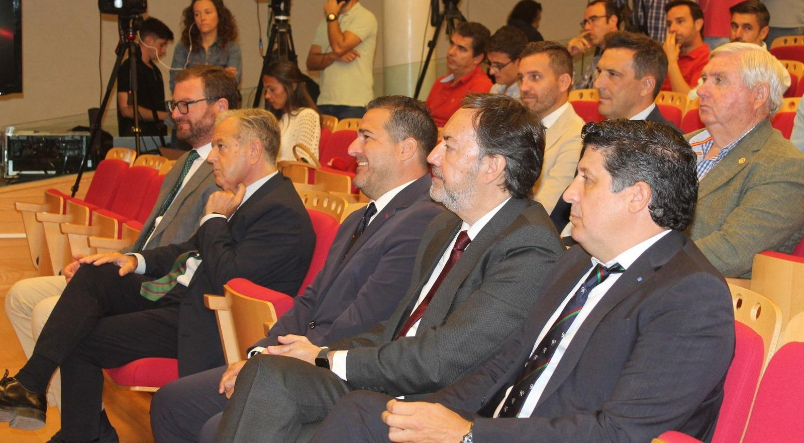 Las autoridades, durante la presentación del encuentro.