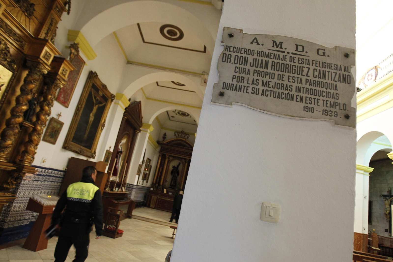 La placa en la iglesia de la Inmaculada que recuerda la labor del padre Rodríguez Cantizano.