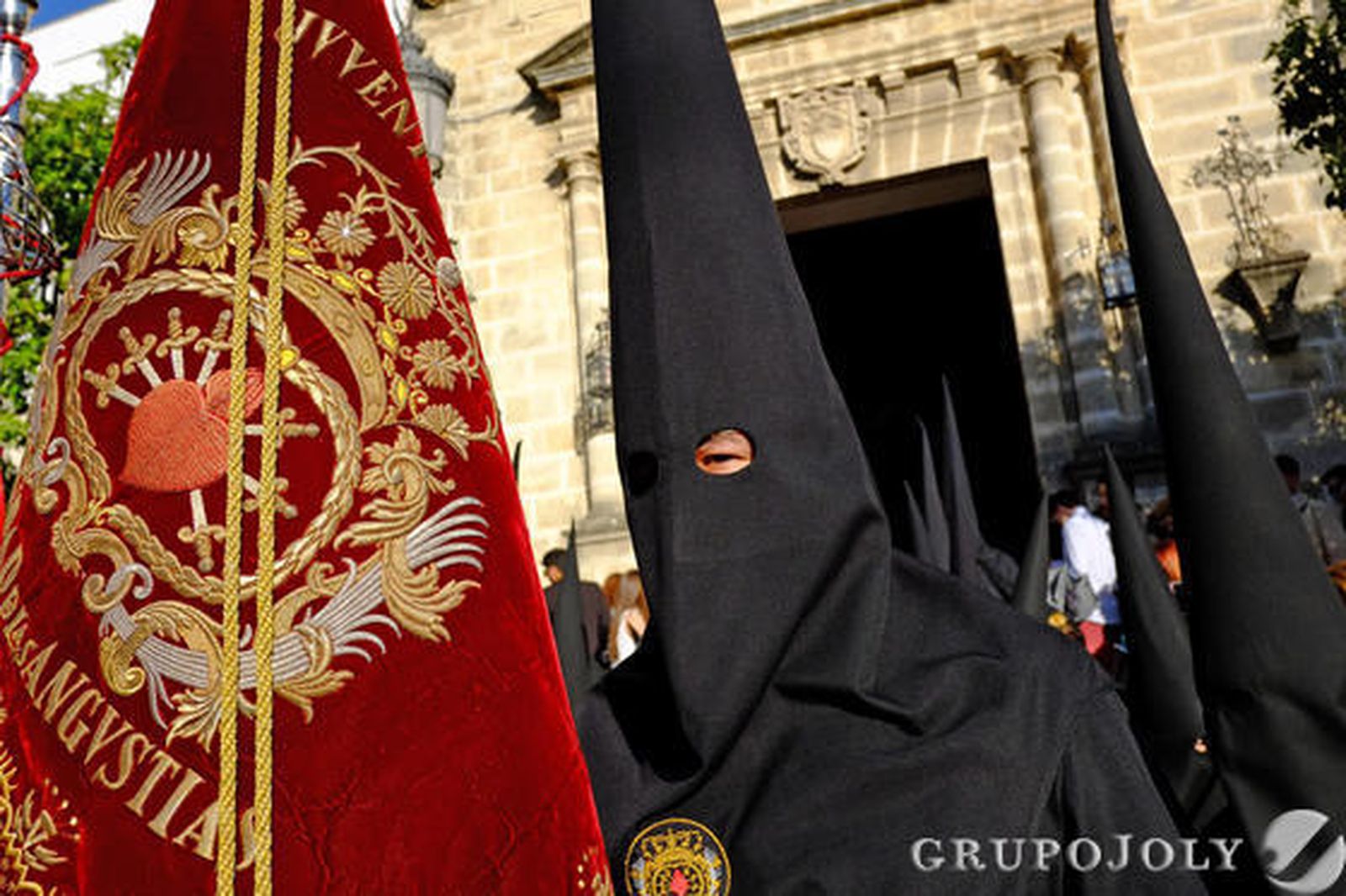 Un nazareno de la hermandad de las Angustias porta el característico guión de los Siete Cuchillos.

Foto: Manu Garcia