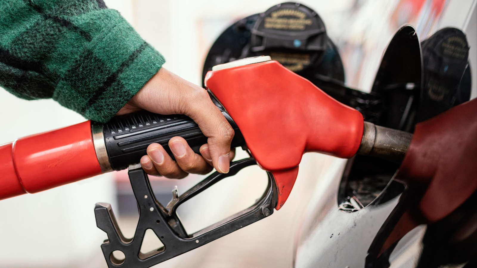 Una persona llena el depósito de su vehículo.