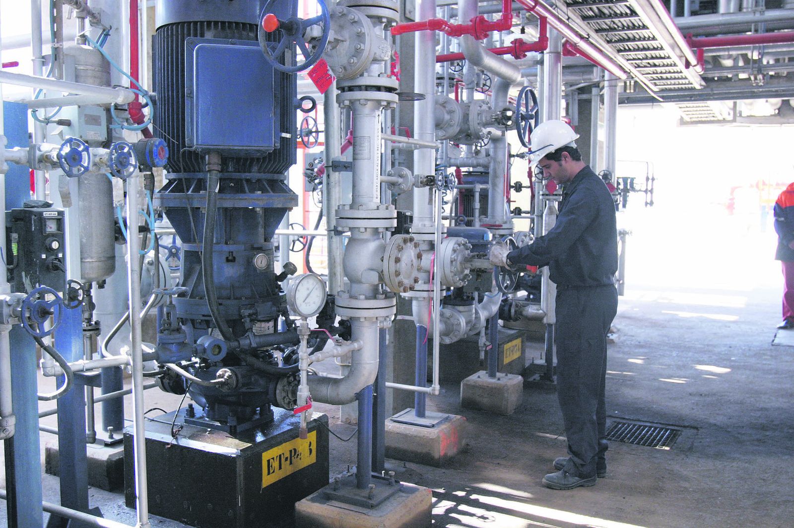 Un operario de Cepsa gira una llave en la planta de biocombustible.