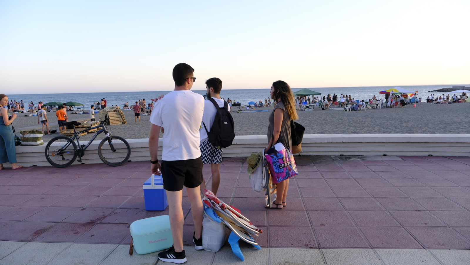 Imágenes de las hogueras de la Noche de San Juan en Almería capital