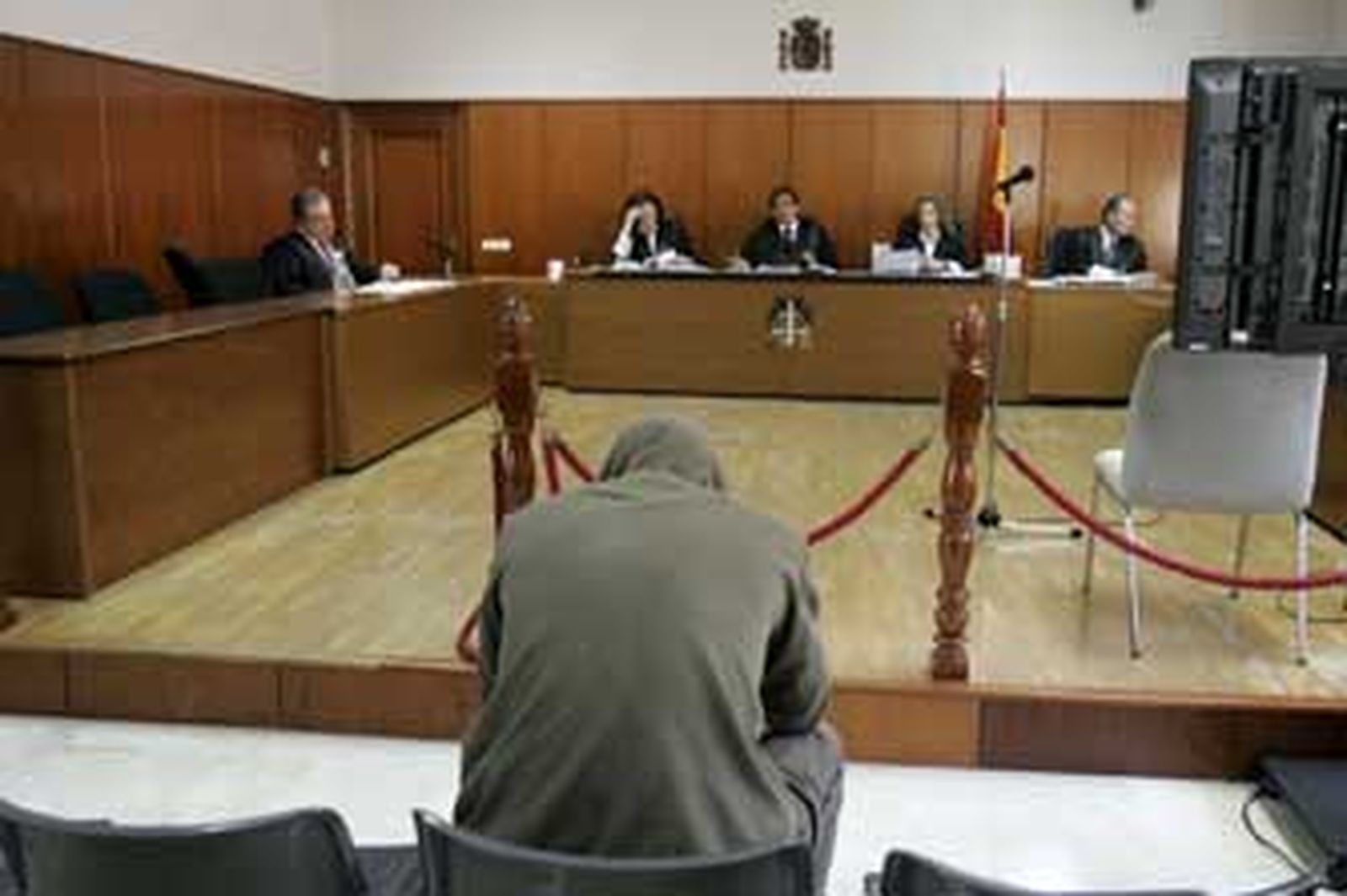 Juan Manuel Jiménez, en el banquillo, ayer ante el tribunal que lo juzga en la Audiencia. A la izquierda, el abogado defensor. A la derecha, el secretario de la Sección Cuarta. /Lourdes de Vicente