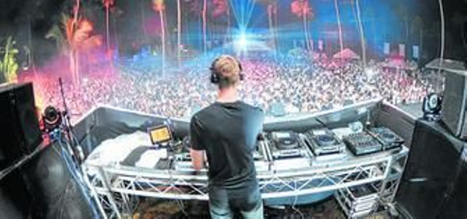 Un momento de la sesión de Calvis Harris ante el nutrido público de Ron Barceló Desalia en la playa Cabeza de Toro.