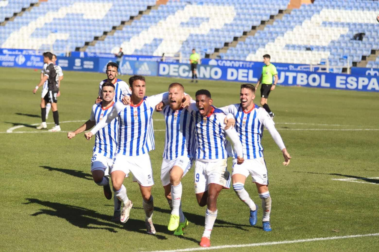 Los jugadores del Recreativo celebran el tanto de Seth.