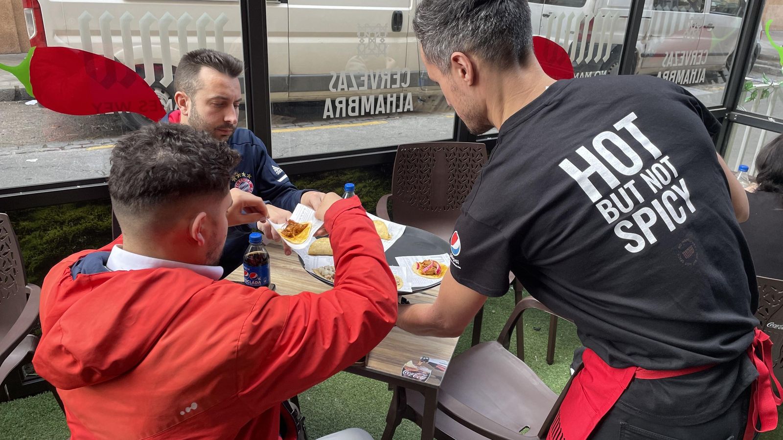 Los primeros clientes que se acercaban para degustar sus deliciosos tacos