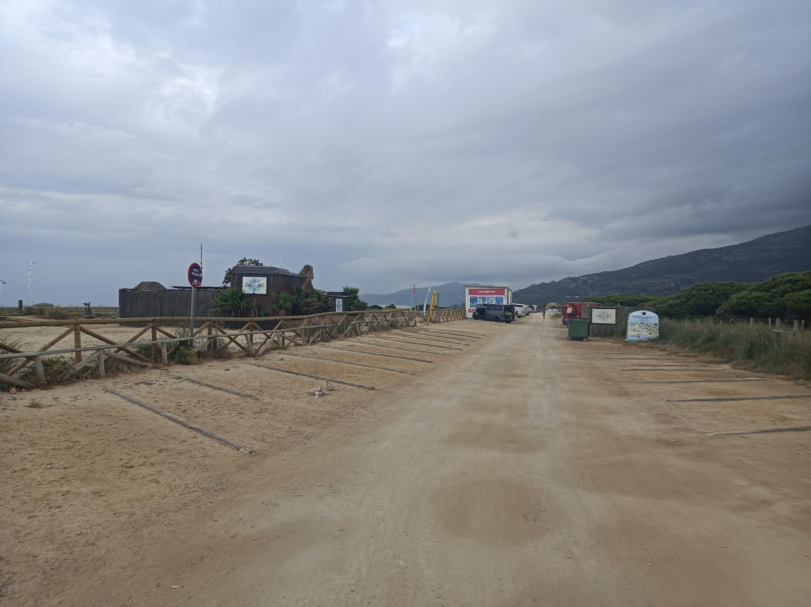 Avanzamos por el párking de la playa.