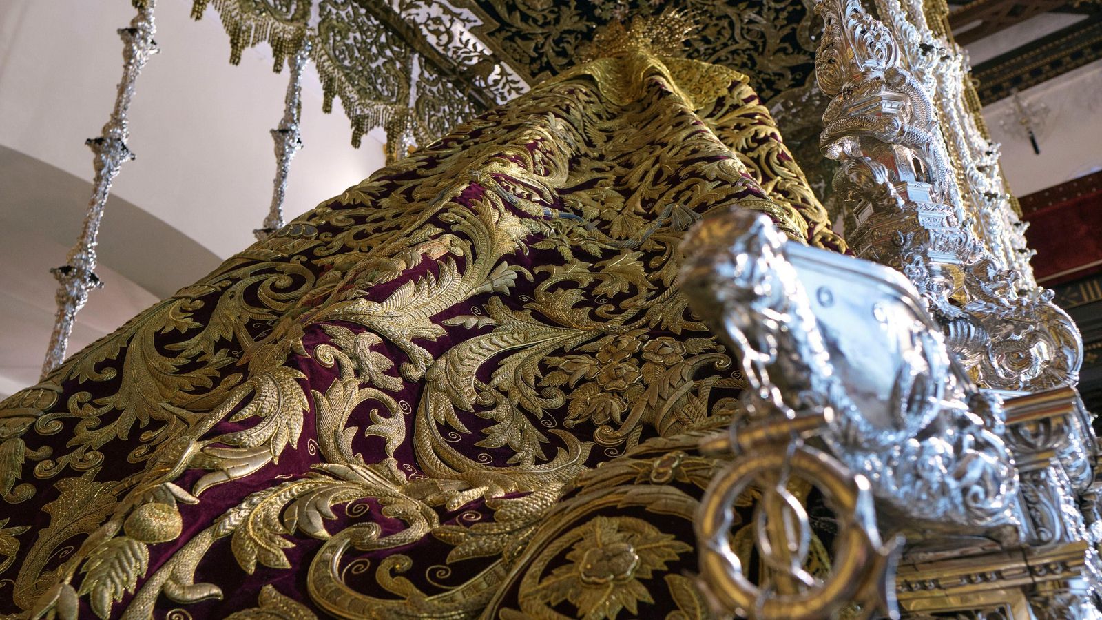 Detalle del manto diseñado por Borrero en los 90 y el taller de Charo Bernardino ha pasado a terciopelo morado.