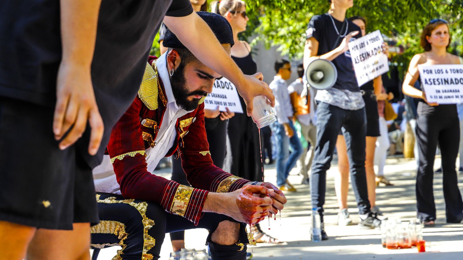 Antitaurinos durante una escenificación