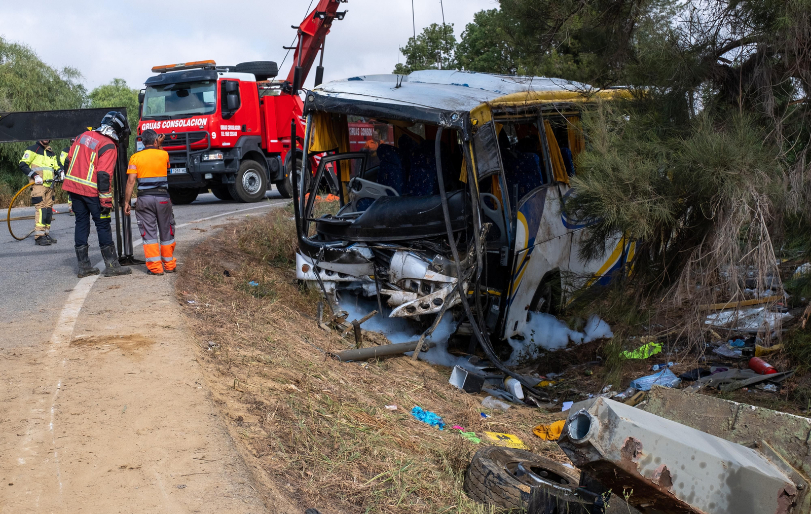 Imágenes del accidente de autobús en Almonte en el que ha muerto una temporera