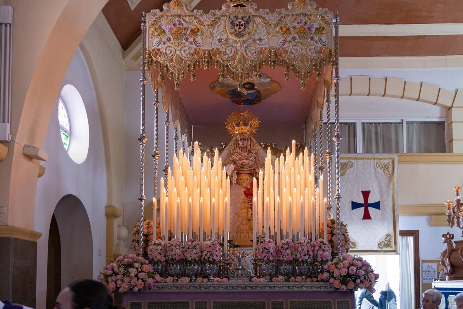 El Miércoles Santo inicia la tarde con los nazarenos trinitarios del barrio de Santa Isabel