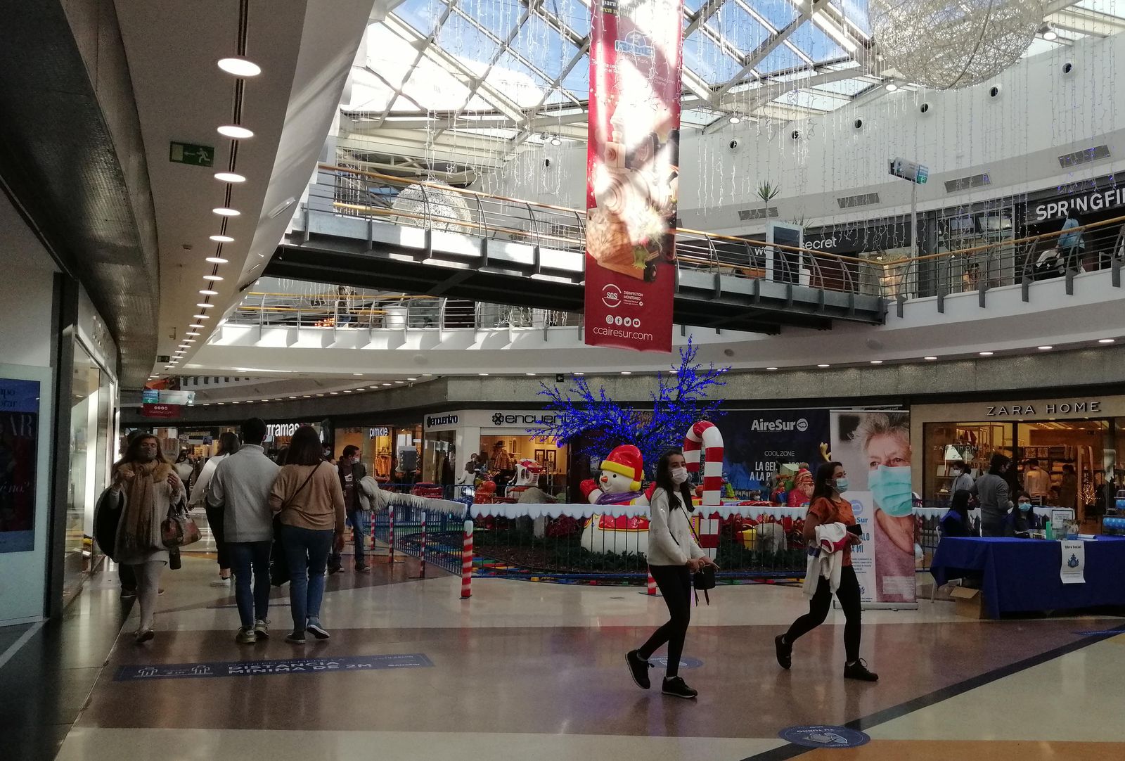 Público en el centro comercial Aire Sur.