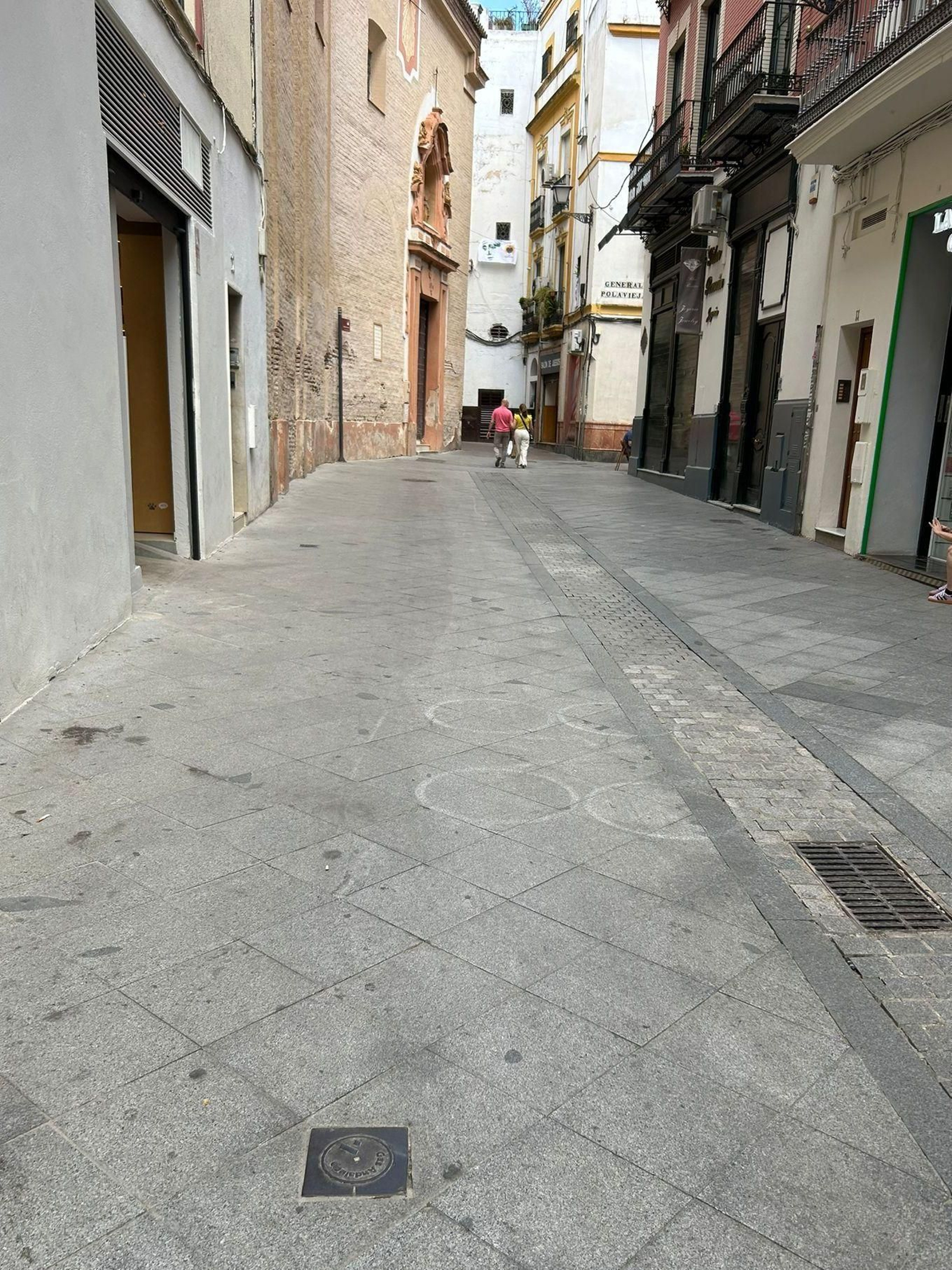 Estado de la calle Jovellanos tras la última intervención de Lipasam este viernes